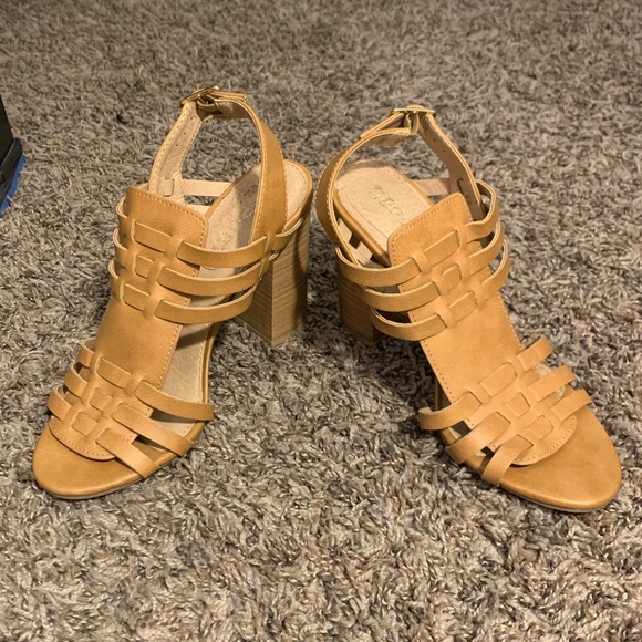 Tan Heeled Sandal (Report) Size 7.5 - Picture 4 of 4
